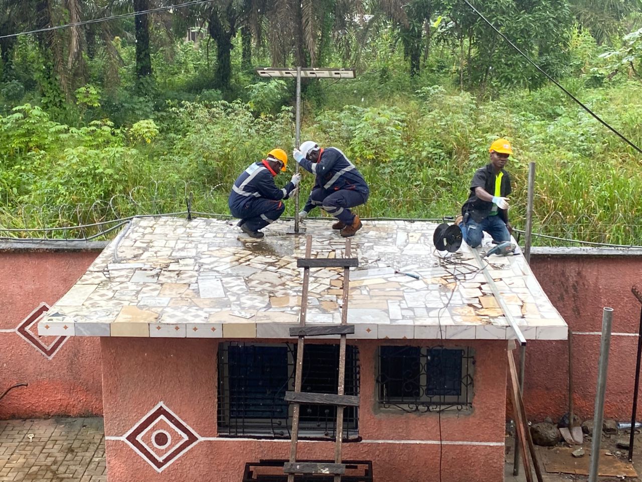 fintrustafrica-solar-panels-with-men-01